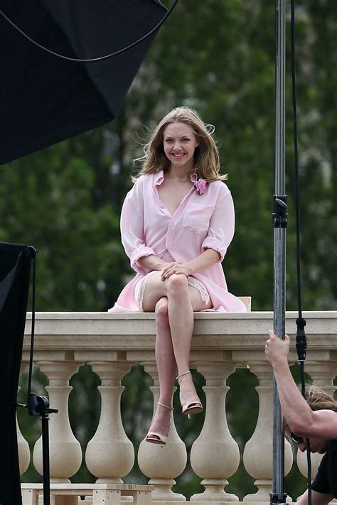 Sabrina Talbert. Amanda Seyfried flaunted her killer legs during an appearance on The Tonight Show Starring Jimmy Fallon. The 36-year-old stepped out in a pink velvet suit and matching shorts paired with a black top and shimmering heels. To stay fit, Amanda enjoys going on bike rides, jumping rope, and attending Pure Barre classes.
